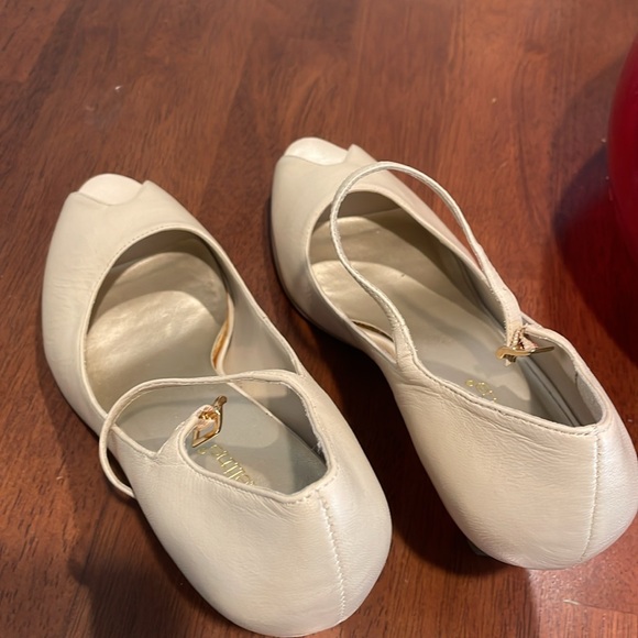Size 8 1/2 Cream open toe leather heels with strap. Worn 2x. Comfy. - Picture 4 of 6